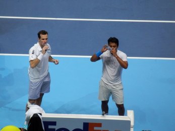 ATP Finále Londýn 2013 - Štěpánek a Paes se občerstvují
