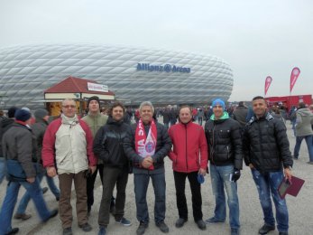 Bayern vs Schalke 04 - jedna vysmátá před Allianz arenou