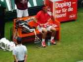 ATP Tour 250 - HALLE 2012 - ATP Halle 2012 - Rafael Nadal nervózně přešlapuje na lavičce