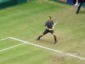 ATP Tour 250 - HALLE 2012 - ATP Halle 2012 - Roger Federer spolehlivě returnuje Miloše Raoniče a po více než dvouhodinách vítězí 6:7, 6:4 a 7:6