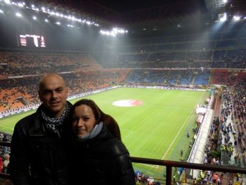 AC Milán vs Lazio Řím - Páry si plní sny na San Siro. Ženy si drží odstup, ale poté jsou ze zážitku nadšené.