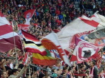 Bayern Mnichov vs Viktoria Plzeň - kotel Bayernu fandí 90 minut v kuse!