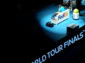 ATP Finále Londýn 2013 - Rafael Nadal v záběru divadelního reflektoru