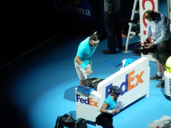 ATP Finále Londýn 2013 - Rafael Nadal si rovná věci na lavičce