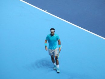 ATP Finále Londýn 2013 - Rafael Nadal utíká pro ručník