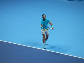 ATP Finále Londýn 2013 - Rafael Nadal se připravuje k nadhozu