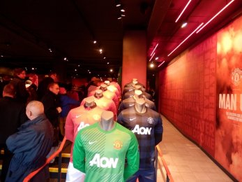 Manchester United vs Arsenal FC - Hráči bez hlav ve fanshopu vypadají impozantně