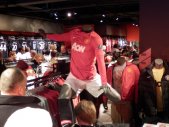 Manchester United vs Arsenal FC - Manchester United vs Arsenal FC - Jeden z hráčů bez hlavy ve fanshopu střílí