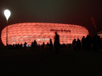 Bayern Mnichov vs Manchester City - Allianz arena zářící