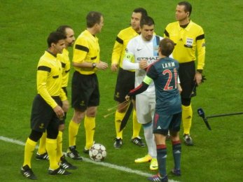 Bayern Mnichov vs Manchester City - Kapitáni Lahm a Kolarov si potřepali pravicí