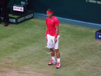 ATP Halle 2012 - Rafael Nadal se nasupeně dívá, ale s Kohlschreiberem prohrává 3:6, 4:6 a loučí se s Halle již ve čtvrtfinále