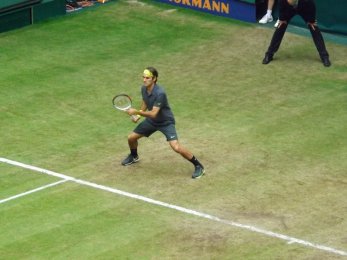 ATP Halle 2012 - Roger Federer na příjmu proti bombarďákovi Raonicovi
