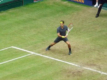 ATP Halle 2012 - Roger Federer spolehlivě returnuje Miloše Raoniče a po více než dvouhodinách vítězí 6:7, 6:4 a 7:6