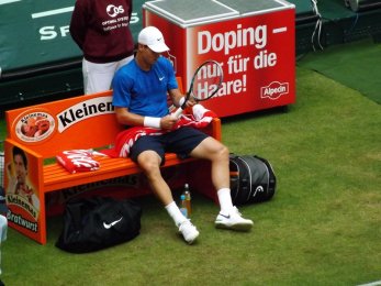 ATP Halle 2012 - Tomáš Berdych rozmýšlí nad taktikou proti Tommy Haasovi